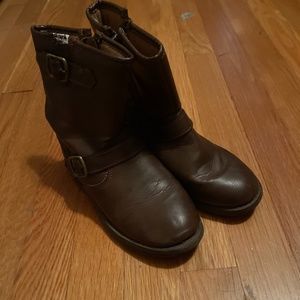 Girls’ boots